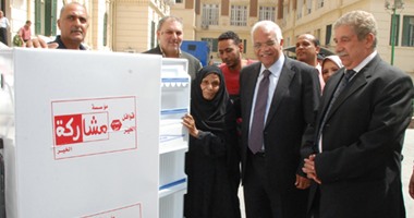 محافظ القاهرة يحقق أمنية عجوز حلوان ويسلمها ثلاجة كهربائية حديثة