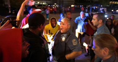 بالصور.. تجدد الاشتباكات بين الشرطة الأمريكية ومحتجين على مقتل "براون"