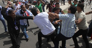 اشتباكات بين أنصار مبارك وأسر الشهداء أمام أكاديمية الشرطة