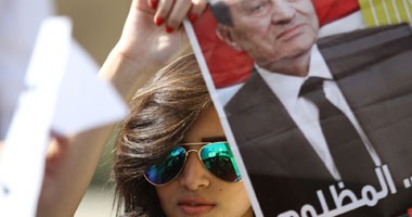 أنصار مبارك يتابعون "قضية القرن" من خلال إذاعة مدرعات الشرطة