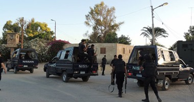 الأمن يداهم قرية بسوهاج ويلقى القبض على 18 متهمًا بحوزتهم 16 بندقية آلية