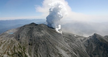 وقف عمليات البحث قرب بركان اليابان بسبب مخاوف من ثورانه مجددا
