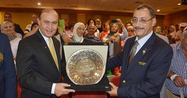 بالصور.. محافظ الروتارى يكرم الفريق مهاب مميش