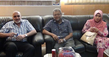 سفير ماليزيا بمستشفى الزقازيق للاطمئنان على صحة طالب تعرض لحادث