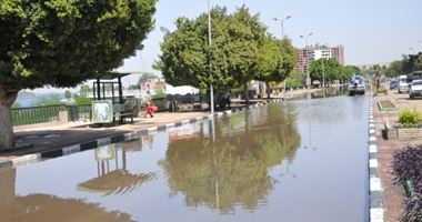استمرار انقطاع المياه عن مناطق متفرقة بأسوان بسبب انفجار خط رئيسى بشارع الكورنيش