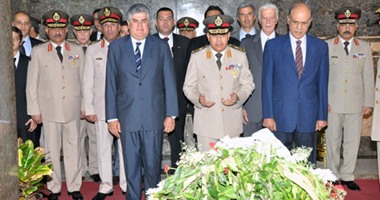 ننشر صور وضع وزير الدفاع إكليلا من الزهور على ضريح جمال عبد الناصر