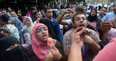 مسيرة داخل حرم "هندسة عين شمس" اعتراضاً على براءة مبارك