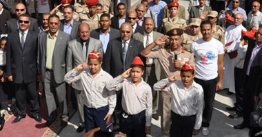 بالفيديو والصور.. مساعد وزير الدفاع يؤدى تحية العلم بمدرسة الراهبات ببنى سويف