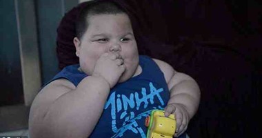 طفل برازيلى عمره 3 سنوات يزن 70 كجم  لأنه لا يتوقف عن الأكل