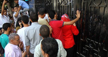 طلاب الدبلومات الفنية يقطعون شارع قصر العينى أمام "التعليم العالى"