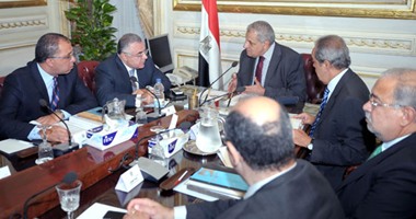 محلب يبحث ترتيبات تنظيم قمة مصر الاقتصادية فى فبراير المقبل