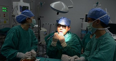 بالصور.. طبيب صينى يجرى عملية لنفسه ليخلص زوجته من إزعاج شخيره