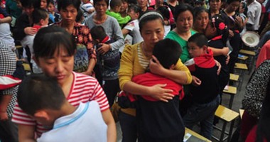 بالصور.. أطفال صينيون يجهشون بالبكاء فى يوم شكر الآباء والمعلمين