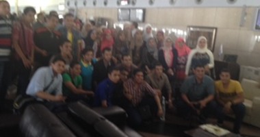 أوائل الثانوية العامة يصلون مطار القاهرة استعدادا لبدء جولة أوروبية