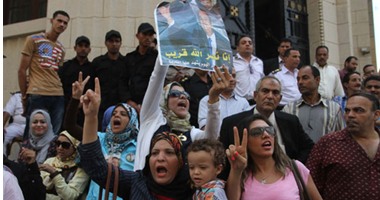 أنصار "مبارك" يتظاهرون أمام دار القضاء العالى للإفراج عنه