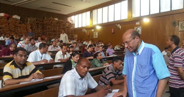 281 معلماً بسوهاج يؤدون اختبارات اارلتحاق بكلية التعليم الصناعى