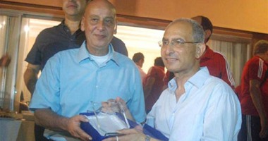 حسن فريد يهدى السفير المصرى بالسنغال درع الجبلاية