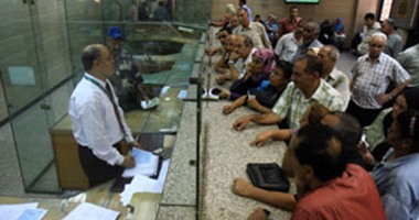 تزايد الإقبال على شراء شهادات قناة السويس ببنوك وسط القاهرة