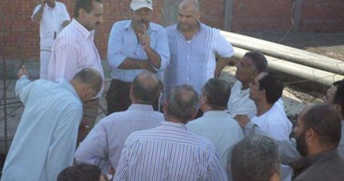 رئيس مدينة المحلة وقيادى وفدى ينهون أزمة الصرف الصحى بعزبة "القرنفلى"
