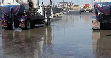 انفجار ماسورة مياه بميدان جهينة بأكتوبر تجبر المرور على تحويل الطريق