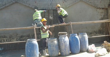 بالصور.. عمال البناء يواصلون صيانة أسوار ومبانى جامعة الأزهر