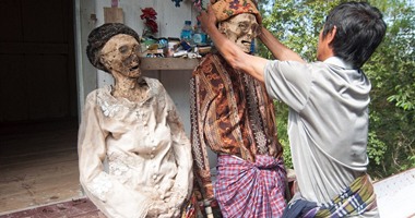 بالصور.. عودة الموتى فى إندونيسيا.. أهالى قرية يستخرجون الموتى فى أغسطس كل عام