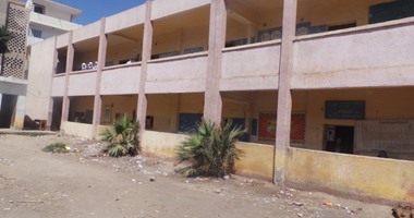 طالبان يعتديان على مدرس بالحجارة بمدرسة بالوادى الجديد
