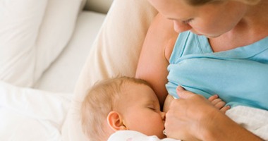 دراسة أمريكية: لبن الأم ينقل الميكروبات النافعة للطفل