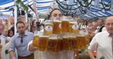 ألمانى يسجل رقما قياسيا عالميا فى حمل كئوس البيرة