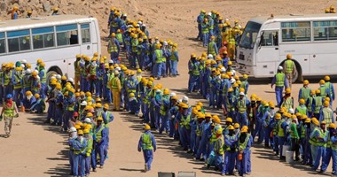 مئات من عمال البناء الأجانب يشاركون فى احتجاج نادر على الأجور بدبى