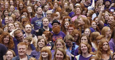 بالصور.. الآلاف فى هولندا يحتفلون بمهرجان الشعر الأحمر