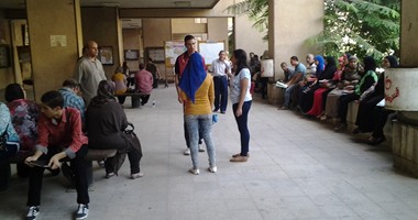 إقبال كثيف للطلاب المقبولين بكُلّية ألسُن"عين شمس"لتقديم أوراقهم