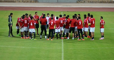حسن فريد يجتمع بجهاز المنتخب واللاعبين قبل ساعات من مواجهة تنزانيا