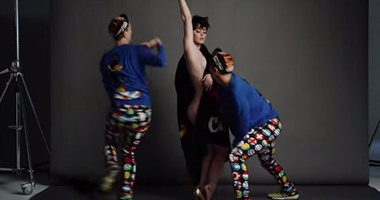 بالفيديو والصور.. كاتى بيرى "عارية" بإعلان تجارى لدار أزياء "Moschino"