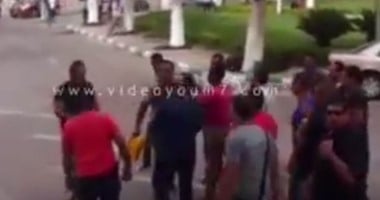 بالفيديو.. موظف بجامعة القاهرة يحاول إشعال النار فى نفسه بعد قرار فصله
