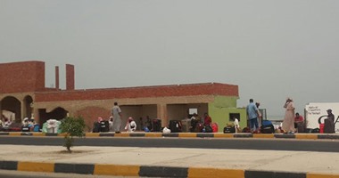 المغادرون للسعودية يفترشون شواطئ الغردقة بعد تحذيرهم من التكدس أمام الميناء