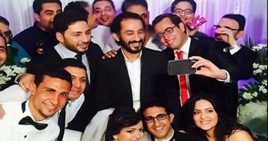 رواد فيس بوك يتداولون صورا لأحمد حلمى بعد تلبيته حضور حفل زفاف شبيهه