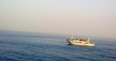 إنقاذ 35 صيادًا من الغرق على متن مركب صيد تعطل محركها بالبحر الأحمر