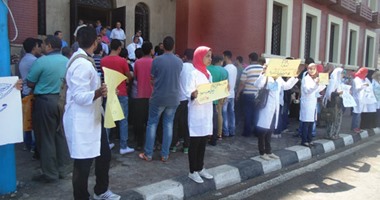 بالصور..طلاب الثانوية يتظاهرون بالبالطو الأبيض لفتح التحويلات بالإسكندرية
