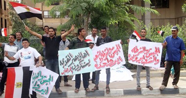 أهالى مصر القديمة ينظمون وقفة بـ"أعلام مصر" ضد تظاهرات رافضى "الخدمة المدنية"