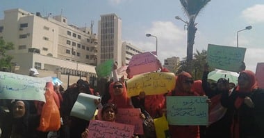 بالفيديو والصور.. المطلقات يتظاهرن بملابس الإعدام لحرمانهن من "المأوى" فى بورسعيد 