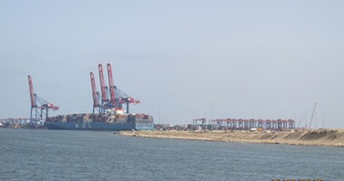 كراكات قناة السويس تصل ميناء شرق بورسعيد لبدء العمل فى القناة الجانبية