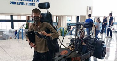 على طريقة فيلم "ماكس المجنون".. طالب أمريكى يتحدى إعاقته ويبتكر عربة تعاونه على السير