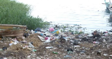 "صحافة المواطن".. القمامة تنتشر على ضفة النيل بقرية "فزارة" فى البحيرة