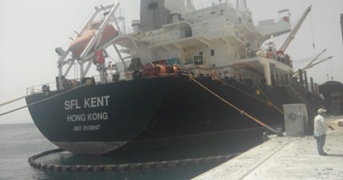 قاطرتان لمساعدة دخول سفينة محملة بـ1800 رأس عجل لميناء سفاجا