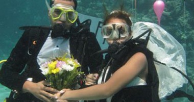 بالفيديو والصور.. "الزواج تحت الماء" أحدث تقاليع حفلات الزفاف حول العالم
