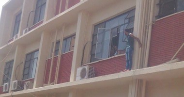 قارئ يشارك "صحافة المواطن" بصورة طالب يحاول الانتحار بـ"حقوق عين شمس"