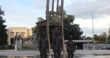 فنان إيطالى  يتحدى أمريكا بتماثيل لمؤسسى "ويكلكس" أمام الأمم المتحدة