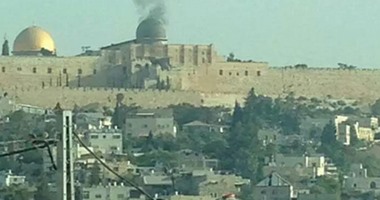 تداول فيديو لتصاعد الأدخنة من داخل الأقصى بعد اقتحام الجيش الإسرائيلى