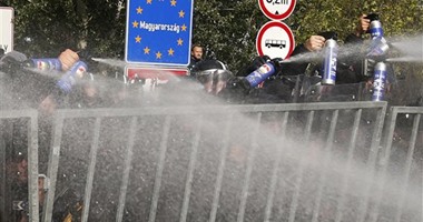 الشرطة المجرية تستخدم الغاز المسيل للدموع ومدافع المياه لصد المهاجرين